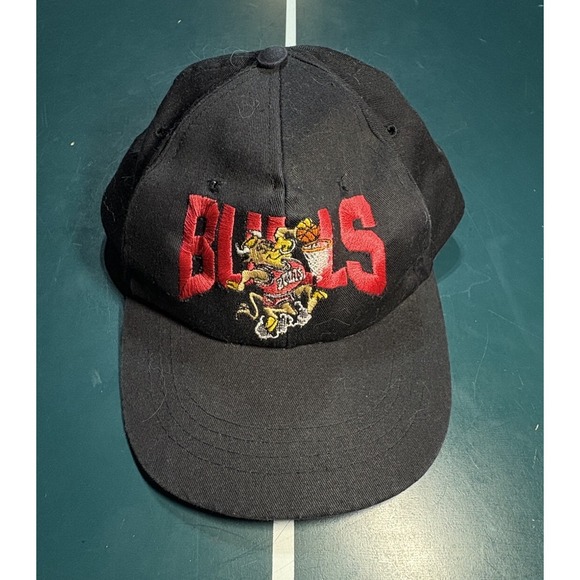 Vintage Chicago Bulls Hat Cap Hot Shots Snap Back Logo Black Red Embroidered - Picture 1 of 5